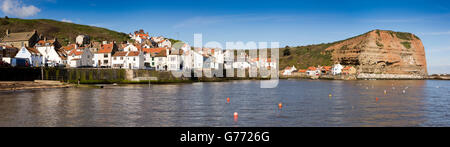 Großbritannien, England, Yorkshire, Staithes, Hafen, Dorf und Cowbar Nab, Panorama Stockfoto