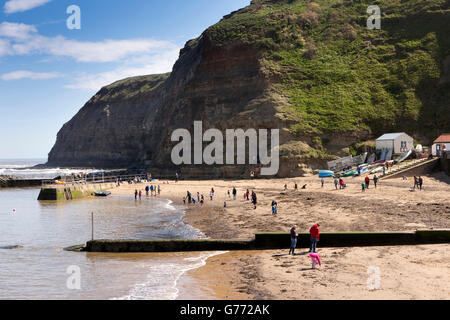 Großbritannien, England, Yorkshire, Staithes, Besucher am Strand Stockfoto