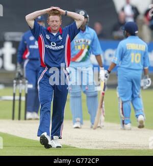 England und Durhams Paul Collingwood reagiert, als der indische Sachin Tendulkar während des Spiels der NatWest Series in der Chester-Le-Street eine weitere Absprungkante von seinem Bowling trifft. Stockfoto