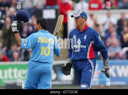 Der indische Sachin Tendulkar begrüßt die Menge nach seinen 100 Runs, während der NatWest One Day Series International England-Wicket-Keeper Alec Stewart in der Chester-le-Street in Durham aufschaut. Stockfoto