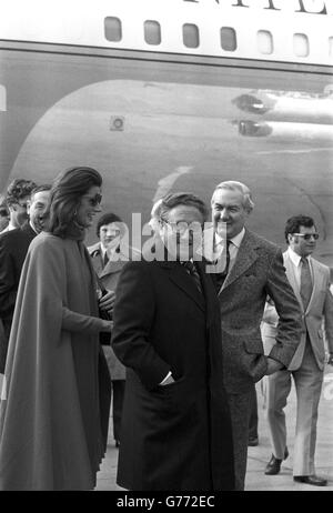 US-Außenminister Dr. Henry Kissinger und seine Frau Nancy, begleitet von Außenminister James Callaghan (rechts), gehen heute Nachmittag zum Flugzeug von Kissingers am Flughafen Heathrow. Dr. Kissinger, auf dem Weg nach Washington von seinen fehlgeschlagenen Bemühungen, ein Interims-Friedensabkommen im Nahen Osten zu erreichen, hatte Gespräche mit Herrn Callaghan in der Queens Lounge am Flughafen. Stockfoto