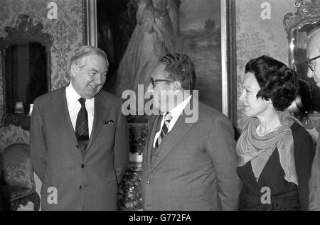 US-Außenminister Dr. Henry Kissinger und amerikanische Botschafterin Anne Armstrong in der Downing Street Nr. 10, wo sie heute mit Premier James Callaghan (links) frühstückte. Dr. Kissinger, der sich auf dem Weg in den Iran befindet, wird voraussichtlich über die Fortschritte berichten, die er auf dem Weg zu einer Formel zur Erlangung der Mehrheitsherrschaft in Rhodesien gemacht hat. Stockfoto