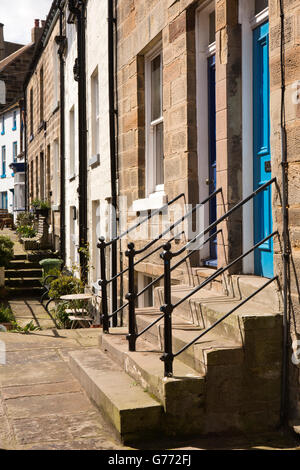 Großbritannien, England, Yorkshire, Staithes, High Street, Schritte bis zur blauen gemaltes Haus-Haustüren Stockfoto