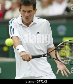 , KEINE KOMMERZIELLE NUTZUNG : Großbritanniens Tim Henman in Aktion gegen die Top-Samen Lleyton Hewitt aus Australien auf Center Court in Wimbledon in der Herren' Halbfinale. Stockfoto