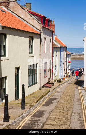 Großbritannien, England, Yorkshire, Staithes, Church Street, hinunter zum Hafen Stockfoto