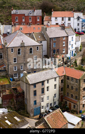 Großbritannien, England, Yorkshire, Staithes, erhöhten Blick auf Häuser in High Street und Beckside von Cowbar Bank Stockfoto