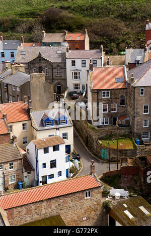 Großbritannien, England, Yorkshire, Staithes, erhöhten Blick auf Häuser in High Street und Beckside von Cowbar Bank Stockfoto