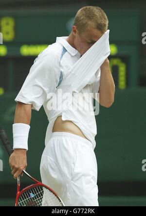 NUR FÜR REDAKTIONELLE ZWECKE, KEINE KOMMERZIELLE VERWENDUNG. Der Spitzensaat Lleyton Hewitt aus Australien im Halbfinale der Herren gegen den britischen Tim Henman am Center Court in Wimbledon. Stockfoto