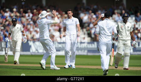 Der englische James Anderson (Mitte) feiert, nachdem er das Wicket des indischen Shikhar Dhawan (rechts) während des ersten Investec-Testspieles in Trent Bridge, Nottingham, gewonnen hat. Stockfoto