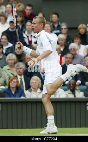 KEINE KOMMERZIELLE NUTZUNG. Der Spitzensaat Lleyton Hewitt aus Australien im Halbfinale der Herren gegen den Briten Tim Henman am Centre Court in Wimbledon. Stockfoto