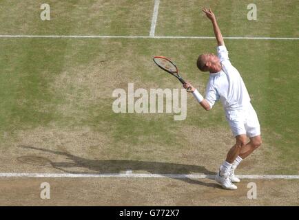 Der Spitzensaat Lleyton Hewitt aus Australien im Halbfinale der Herren gegen den britischen Tim Henman am Center Court in Wimbledon. Stockfoto