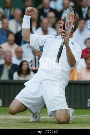 KEINE KOMMERZIELLE NUTZUNG. Der Spitzensaat Lleyton Hewitt aus Australien jubelt, nachdem er den Briten Tim Henman in geraden Sätzen auf dem Center Court in Wimbledon im Halbfinale der Herren besiegt hat. Endergebnis 7:5/6:1/7:5. Stockfoto