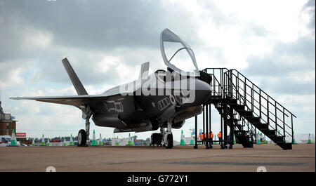 Ein Modell einer Lockheed Martin F-35 im Vollmaßstab während eines Vorschauungstages beim Royal International Air Tattoo bei RAF Fairford in Gloucestershire. Stockfoto