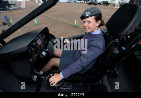 Air Training Corps Cadet Menna Evans, 14, aus Südwales sitzt im Cockpit eines Vollmaßstabs-Modells einer Lockheed Martin F-35 während eines Vorbesichtigung Tages im Royal International Air Tattoo bei RAF Fairford in Gloucestershire. Stockfoto