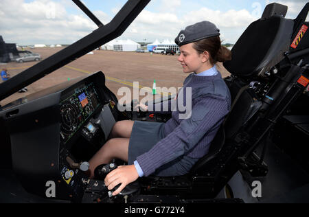 Air Training Corps Cadet Menna Evans, 14, aus Südwales sitzt im Cockpit eines Vollmaßstabs-Modells einer Lockheed Martin F-35 während eines Vorbesichtigung Tages im Royal International Air Tattoo bei RAF Fairford in Gloucestershire. Stockfoto