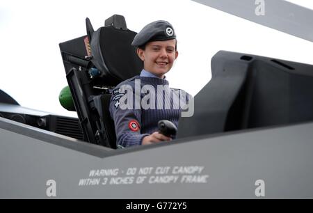 Air Training Corps Cadet Menna Evans, 14, aus Südwales sitzt im Cockpit eines Vollmaßstabs-Modells einer Lockheed Martin F-35 während eines Vorbesichtigung Tages im Royal International Air Tattoo bei RAF Fairford in Gloucestershire. Stockfoto