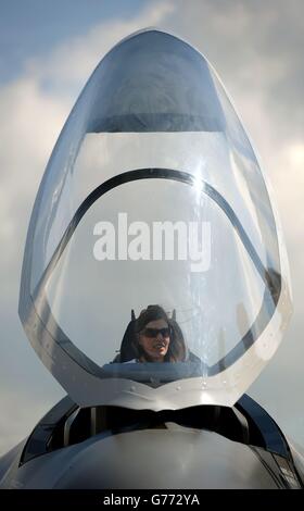 Ein Medienmitglied sitzt im Cockpit eines Vollmaßstabs-Modells einer Lockheed Martin F-35 während eines Vorbesichtigung-Tages beim Royal International Air Tattoo bei RAF Fairford in Gloucestershire. Stockfoto