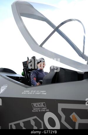 Air Training Corps Cadet Menna Evans, 14, aus Südwales sitzt im Cockpit eines Vollmaßstabs-Modells einer Lockheed Martin F-35 während eines Vorbesichtigung Tages im Royal International Air Tattoo bei RAF Fairford in Gloucestershire. Stockfoto