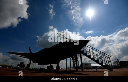 Ein Modell einer Lockheed Martin F-35 im Vollmaßstab während eines Vorschauungstages beim Royal International Air Tattoo bei RAF Fairford in Gloucestershire. Stockfoto