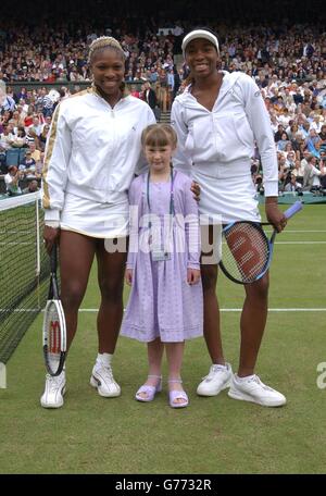 NUR FÜR REDAKTIONELLE ZWECKE, KEINE KOMMERZIELLE VERWENDUNG. Die sechsjährige Shayna Godin posiert in Wimbledon mit der Finalistin der Dameneinzel Serena Williams aus den USA und ihrer Schwester Venus (rechts). *...Shayna nahm an der feierlichen Veranstaltung Teil, die zur Unterstützung der Nationalen Asthmakampagne stattfand. Stockfoto