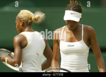 Venus Williams aus den USA passiert ihre Schwester Serena beim Finale der Damen-Singles in Wimbledon. Es ist das erste Mal seit 118 Jahren, dass sich Schwestern im Finale in Wimbledon getroffen haben. Serena gewann in geraden Sätzen 7:6/6:3 Stockfoto