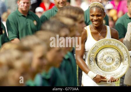 NUR FÜR REDAKTIONELLE ZWECKE, KEINE KOMMERZIELLE VERWENDUNG. Serena Williams aus den USA hält ihre Trophäe, nachdem sie ihre Schwester Venus beim Finale der Damen-Singles in Wimbledon besiegt hat. Es ist das erste Mal seit 118 Jahren, dass sich Schwestern im Finale in Wimbledon getroffen haben. Serena triumphierte in geraden Sätzen 7:6/6:3. Stockfoto