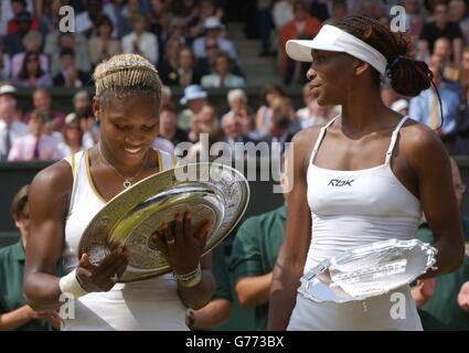 Serena Williams (links) aus den USA hält ihre Trophäe, nachdem sie ihre Schwester Venus (rechts) beim Finale der Damen-Singles in Wimbledon geschlagen hat. * Es ist das erste Mal seit 118 Jahren, dass sich Schwestern im Finale in Wimbledon getroffen haben. Serena triumphierte in geraden Sätzen 7:6/6:3. Stockfoto