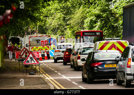 Stau durch temporäre Ampel an Baustellen Blake Hall Road, Wanstead, London E 11. Stockfoto