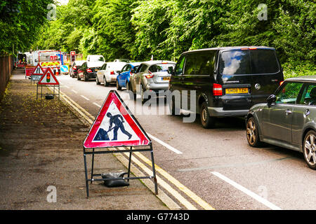 Stau durch temporäre Ampel an Baustellen Blake Hall Road, Wanstead, London E 11. Stockfoto