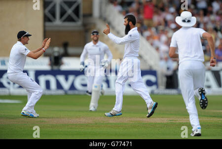 Englands Moeen Ali (rechts) feiert mit Joe Root (links), nachdem er am vierten Tag des ersten Investec-Testspieles in Trent Bridge, Nottingham, das Dickicht des indischen Shikhar Dhawan gewonnen hat. Stockfoto