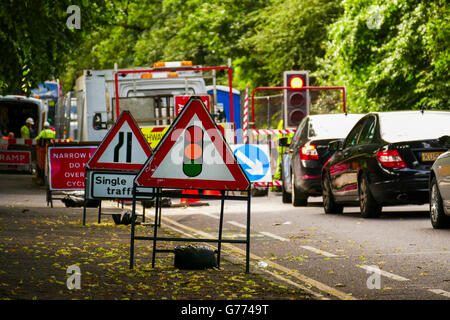 Stau durch temporäre Ampel an Baustellen Blake Hall Road, Wanstead, London E 11. Stockfoto