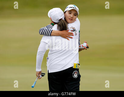 Golf - Ricoh Women's British Open - Tag drei - Royal Birkdale. Sun-Ju Ahn, links und so Yeon Ryu, rechts am 18. Nach dem dritten Tag der Ricoh Women's British Open im Royal Birkdale, Southport. Stockfoto