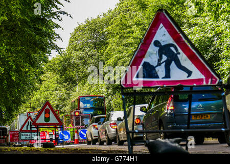 Stau durch temporäre Ampel an Baustellen Blake Hall Road, Wanstead, London E 11. Stockfoto