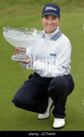 Australiens Karrie Webb hält die Trophäe nach dem Gewinn der Women's British Open in Turnberry in Schottland. Stockfoto