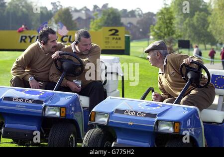 Kapitän Sam Torrance (links) spricht mit seinem Vater Bob (rechts) am zweiten Trainingstag für den Ryder Cup am Wochenende im Belfry, nahe Sutton Coldfield. Stockfoto