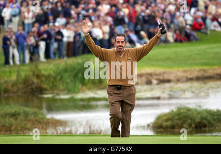 Ryder Cup Kapitän Sam Torrance hebt seine Arme auf dem 18. Green am Belfry, in der Nähe von Sutton Coldfield, Mittwoch, 25. September 2002, genau wie er es tat, als er ein Spieler war und 1985 den Ryder Cup gewann. PA Foto: Rebecca Naden Stockfoto