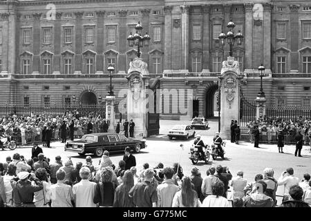 US-Präsident Ronald Reagan und seine Frau Nancy kommen am Buckingham Palace zu einem privaten Mittagessen mit der Königin und dem Herzog von Edinburgh an. Stockfoto