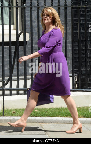 Penny Mordaunt, ein Junior-Minister im Ministerium für Gemeinschaften und Kommunalverwaltung, verlässt Downing Street, London, während Premierminister David Cameron sein neues Ministerteam an seinen Platz bringt. Stockfoto