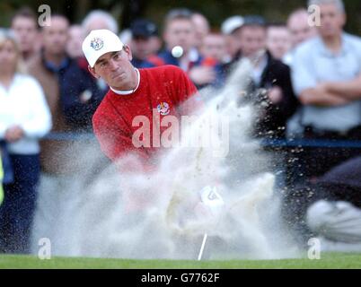 Europas Thomas Bjorn trifft am ersten Spieltag des 34. Ryder Cup im Belfry in der Nähe von Sutton Coldfield, West Midlands, aus einem Bunker auf dem ersten Fairway. Die europäischen Darren Clarke und Thomas Bjorn spielen gegen die US-amerikanischen Tiger Woods und Paul Azinger. Stockfoto