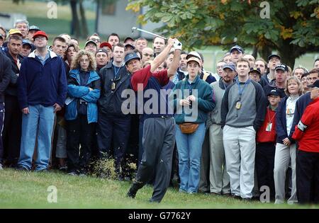 Der US-Amerikaner Paul Azinger schlägt am ersten Spieltag des 34. Ryder Cup im Belfry in der Nähe von Sutton Coldfield, West Midlands, auf dem ersten Fairway aus dem Rough. Die europäischen Darren Clarke und Thomas Bjorn spielen gegen die US-amerikanischen Tiger Woods und Paul Azinger. Stockfoto