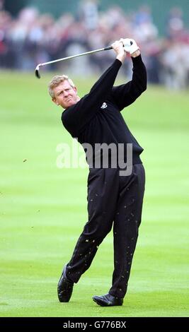 Der europäische Colin Montgomerie holt sich am zweiten Tag des 34. Ryder Cups, dem De Vere Belfry, Sutton Coldfield, Warwickshire, ein Eisen vom ersten Fairway in seinem Viererspiel. Monty war Partner von Bernhard langer gegen Scott Verplank und Scott hoch aus den USA. Stockfoto