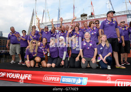 Segeln - Clipper Round the World Race Ziel - London. Die Crew-Mitglieder von Derry-Londonderry-Doire feiern beim Clipper Round the World Race Finish Stockfoto