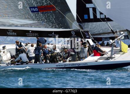 Großbritanniens America's Cup Team GBR Challenge (rechts) fährt über die schwedische Victory Challenge Yacht im Hauraki Golf vor Auckland, Neuseeland. *...Wight Lightning von Anfang an nach dem Zwang der Schweden über die Linie, bevor die Waffe, die das schwarze Boot eine 360-Grad-Elfmeterumdrehung. GBR behielt die Führung und kam mit 48 Sekunden nach Hause. Es gibt dem Team den zweiten Sieg in der ersten Runde des Louis Vuitton Cups, der viele überraschte. Stockfoto