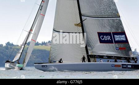 Großbritanniens America's Cup Team GBR Challenge (rechts) fährt über die schwedische Victory Challenge Yacht im Hauraki Golf vor Auckland, Neuseeland. *...Wight Lightning von Anfang an nach dem Zwang der Schweden über die Linie, bevor die Waffe, die das schwarze Boot eine 360-Grad-Elfmeterumdrehung. GBR behielt die Führung und kam mit 48 Sekunden nach Hause. Es gibt dem Team den zweiten Sieg in der ersten Runde des Louis Vuitton Cups, der viele überraschte. Stockfoto