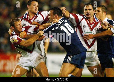 St Helens' Sean Long (links) tradet Schläge mit Craig Smith von Wigan Warriors (Mitte) während des Halbfinalmatches der Tetley's Super League in der Knowsley Road. Stockfoto