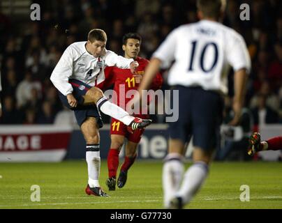 Der Engländer Steven Gerrard (links) punktet mit dem zweiten und gleichmäßigsten Platz gegen Mazedonien während des Qualifikationsspiel der Europameisterschaft 2004 in St. Mary's Ground, Southampton. Stockfoto