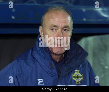 Nordirland-Manager Sammy McIlroy beobachtet seine Teamleistung gegen die Ukraine während ihrer Qualifikation zur Europameisterschaft im Windsor Park in Belfast, Nordirland. Stockfoto