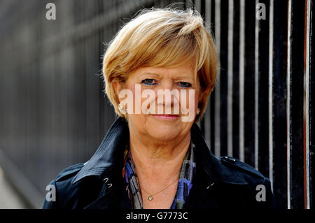 The RT Hon Lady Justice Hallett DBE Vice President of the Court of Appeal (Criminal Division) an den Royal Courts of Justice im Zentrum von London. Stockfoto