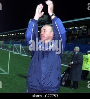 Nordirland-Manager Sammy McIlroy applaudiert der Menge und seinem Team, nachdem Nordirland die Ukraine während ihrer Qualifikation zum Europameisterschaftscup im Windsor Park in Belfast, Nordirland, zu einem unentschieden verlost hatte. Stockfoto