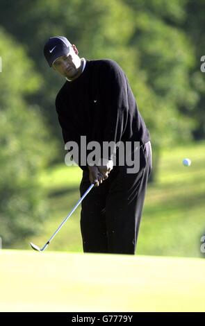 Michael Campbell spielt im Halbfinale der Cisco World Match Play Championship im Wentworth Club, Surrey, auf den ersten Green gegen Sergio Garcia. Stockfoto